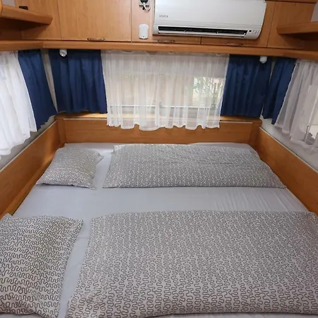 Caravans Bijela Uvala Campingplads *