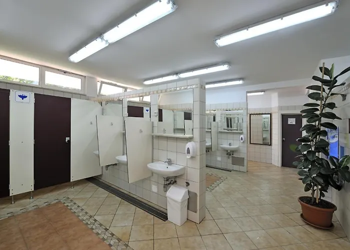 Caravans Bijela Uvala Camping *