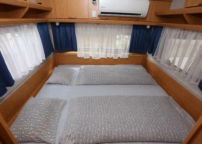 Caravans Bijela Uvala Camping *